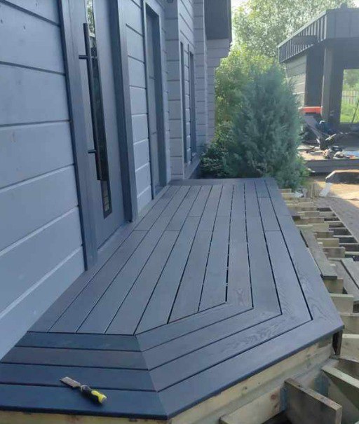 Палубная доска из термоясеня, 20*135 мм., сорт "Экстра", цвет "Графит" Палубная доска из термоясеня, 20*135 мм., сорт "Экстра", цвет "Графит"